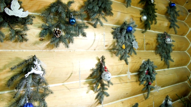 用圣诞松树枝装饰的木屋墙视频下载
