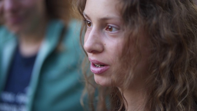 一个戴着牙套说话的年轻女人的慢动作镜头视频素材