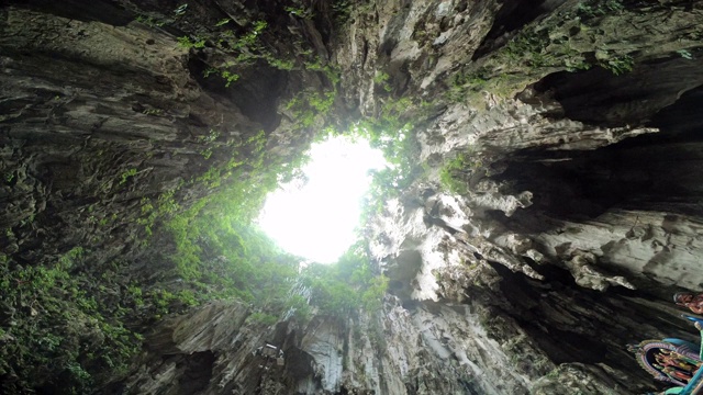 晴朗的一天，吉隆坡城著名的岩洞向上观看4k马来西亚全景视频下载