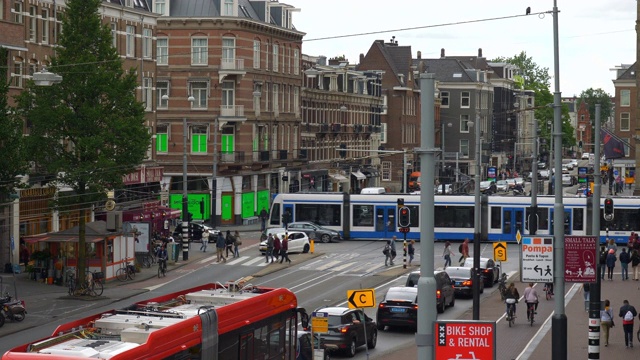 白天阿姆斯特丹城市交通街道屋顶全景4k荷兰视频素材
