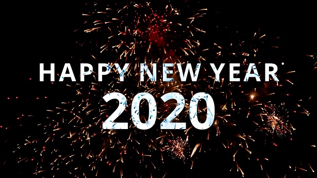 真正的烟花庆祝五彩缤纷的天空在背景黑色和文字新年快乐2020。视频下载