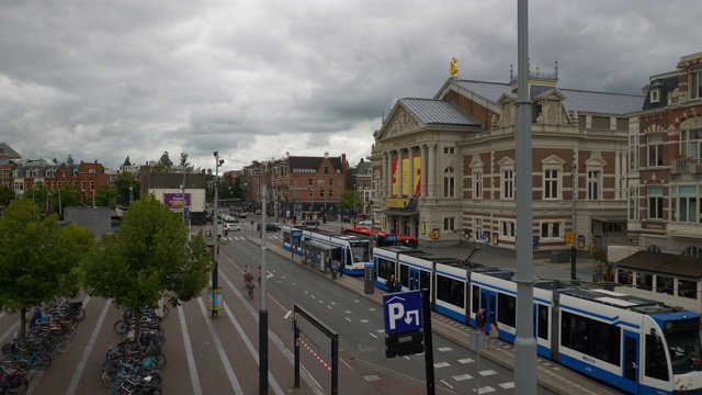 阴天时间阿姆斯特丹城市交通街道屋顶全景4k荷兰视频素材