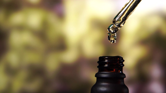 油滴从吸液管中以正确的成分滴入瓶中视频素材