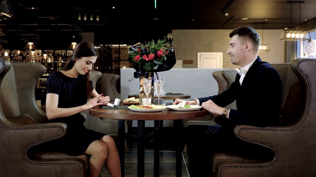 在一家餐馆吃饭时，一位英俊的年轻人向他心爱的女人求婚。4 k视频下载