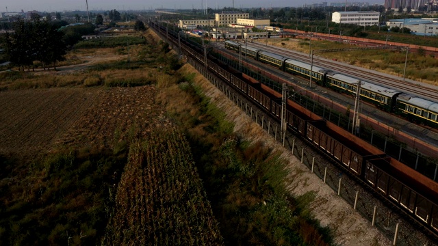 火车在铁路上运行的航拍视频视频素材