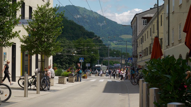 阳光明媚的夏日萨尔茨堡市中心著名的交通街道慢镜头全景4k奥地利视频下载