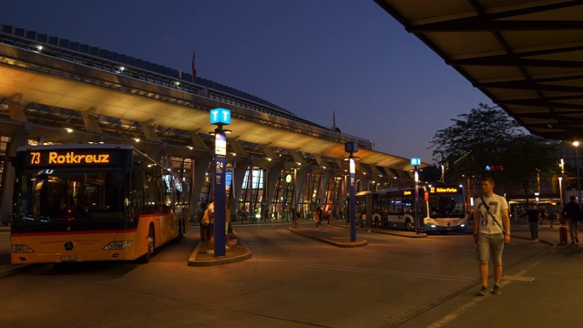 黄昏时分卢塞恩市火车站拥挤的交通，4k瑞士广场全景视频下载