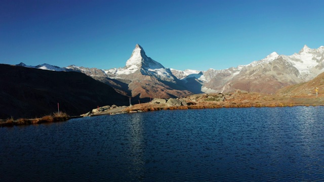 瑞士策马特的马特洪峰和斯特利斯湖。视频下载