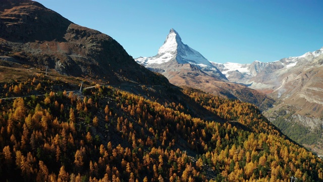秋天的马特洪峰和金色落叶松。瑞士策马特。鸟瞰图视频素材