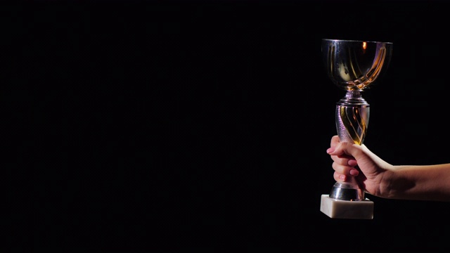 将优胜者的奖杯放在一个宁静的背景上视频下载