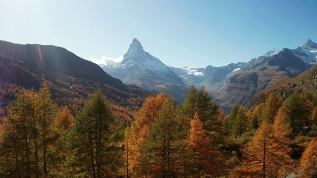 瑞士策马特的马特洪峰上有金色的落叶松和格林吉西湖。视频下载