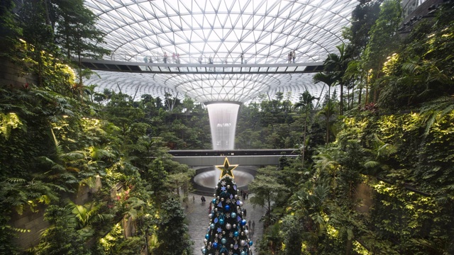 4K时间间隔彩色广角大瀑布与圣诞树，樟宜机场，新加坡视频下载