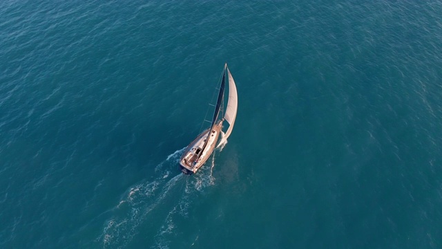 鸟瞰图。游艇在惊人的清澈的大海视频素材