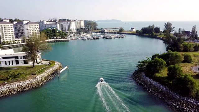 马来西亚迪克逊港码头上一艘快艇经过的4k超高清镜头视频素材