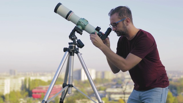 天文学家用望远镜观察城市周围的天空。视频素材