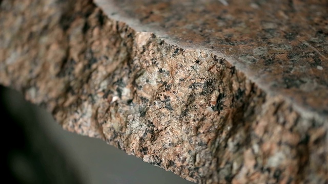 不均匀的花岗岩粗石板，特写。视频下载