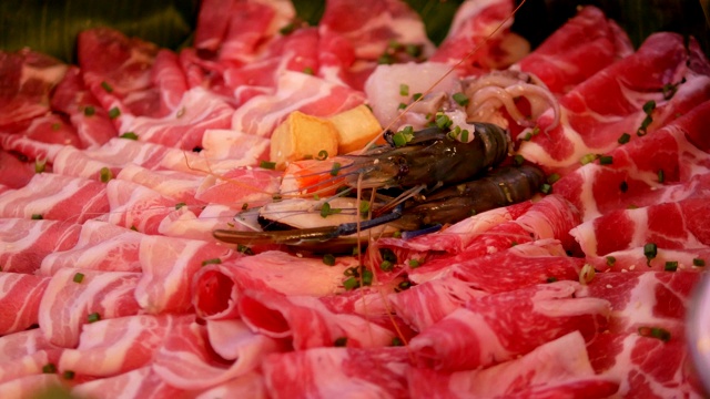 牛肉，猪肉和海鲜切片涮锅的特写。视频素材