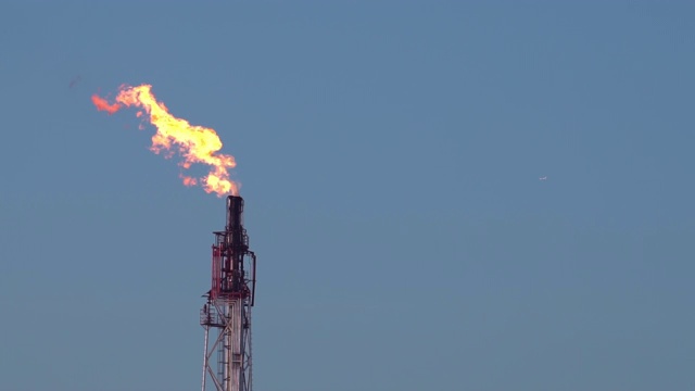 石化装置、炼油厂的气体火炬(火炬筒)。视频素材