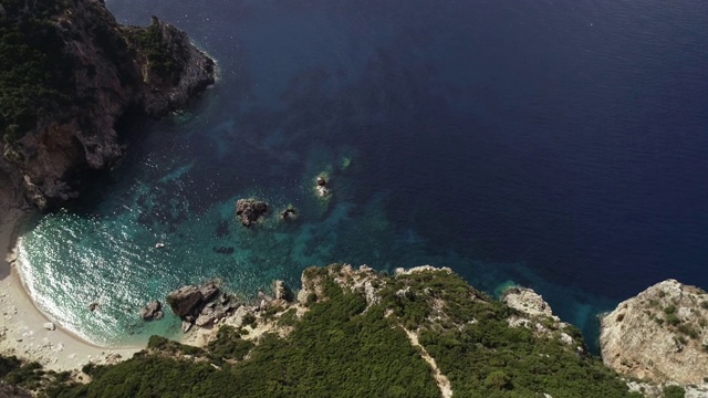 风景如画的航拍，绿松石的水冲刷着地中海科孚岛的岩石海岸线视频素材