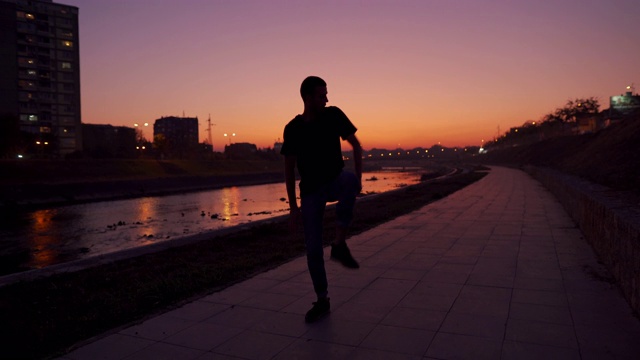 现代舞演员在河边欣赏夕阳下的舞蹈视频素材