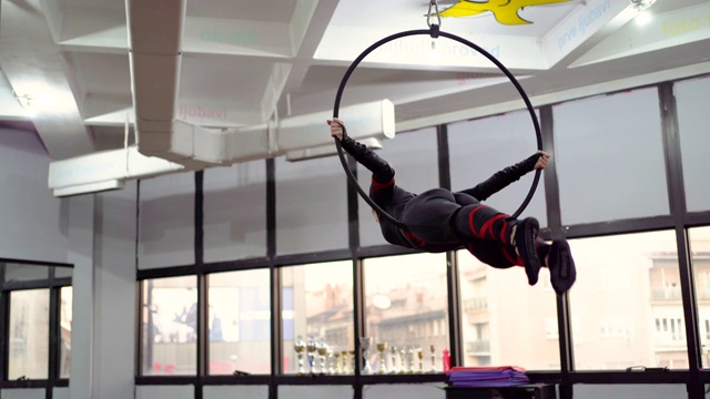 女子在吊环上做体操视频素材