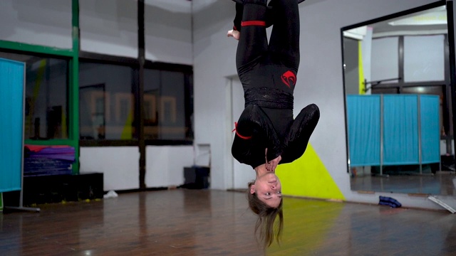 女子在吊环上做体操视频素材