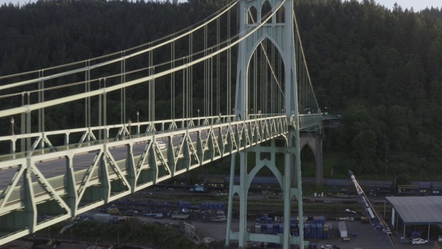 这是波特兰圣约翰桥的低空鸟瞰图。俄勒冈州。USA.Portland。俄勒冈州。美国。视频素材