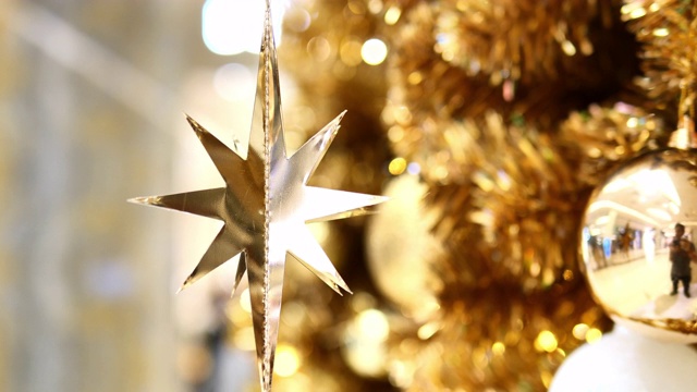 圣诞树上装饰着金色视频购买