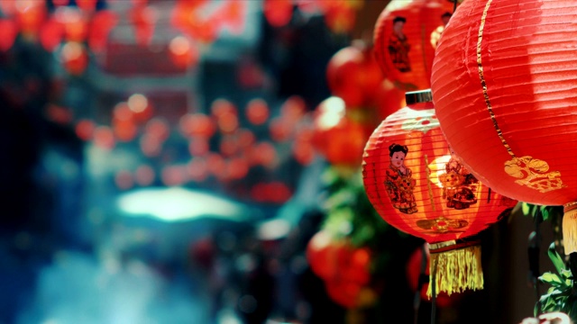 中国新年的灯笼与祝福文字意味着快乐，健康和财富视频购买