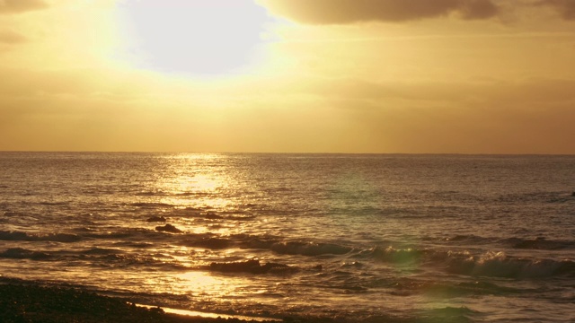 美丽的日落在海滩创造了完美的风景傍晚散步在岸边视频素材