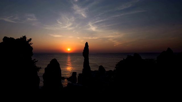 韩国江原道东海溪Chuam海滩Chotdaebawi岩的日出景观视频下载