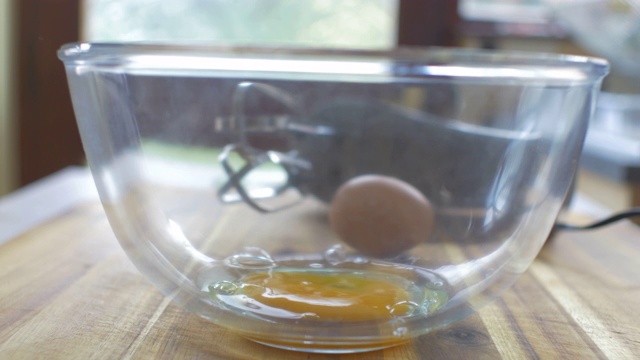 把鸡蛋打到搅拌碗里视频素材