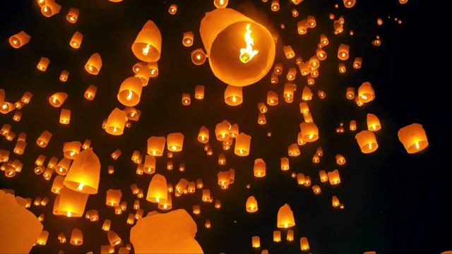 Loi Krathong传统节日的SLO MO天灯。视频下载