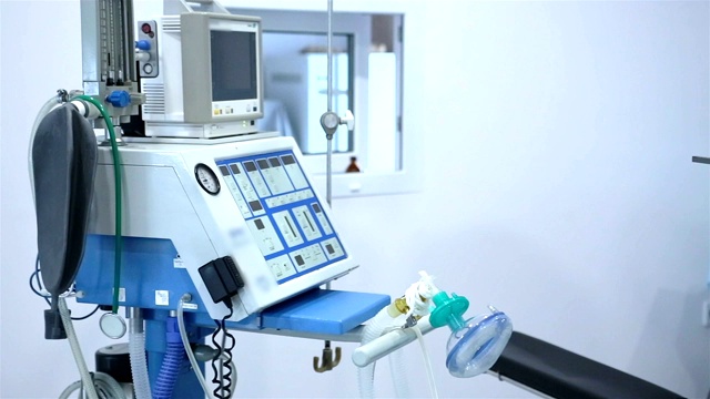 手术室的医用呼吸机。视频下载