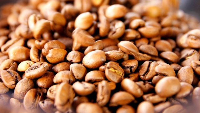 巨大的咖啡颗粒落下，金豆落下视频下载