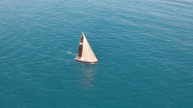 鸟瞰图。游艇在惊人的清澈的大海视频素材