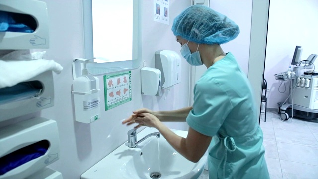 外科医生在手术前洗手。视频下载