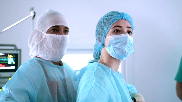 两个外科医生在手术中的肖像。视频下载