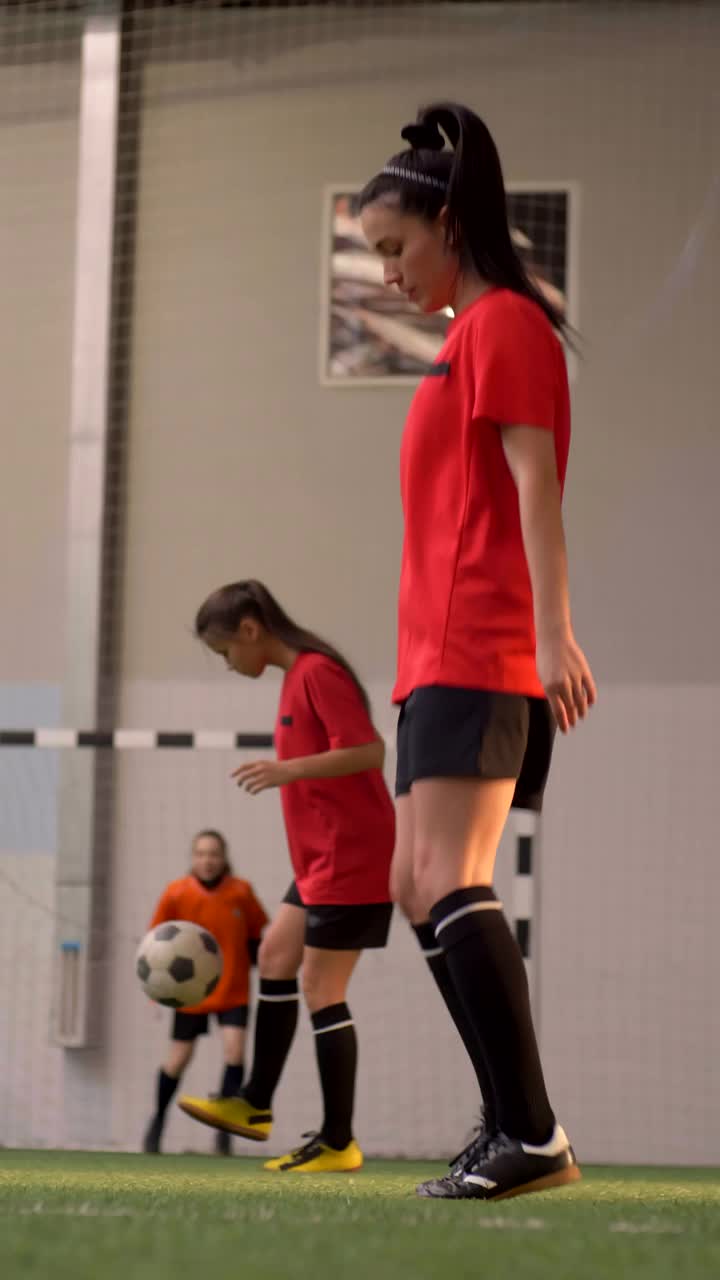 女子足球运动员在室内场地跳跃和热身视频素材