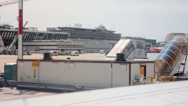 日内瓦/瑞士- 2019年7月22日-日内瓦机场主航站楼。机场专用运输视频素材