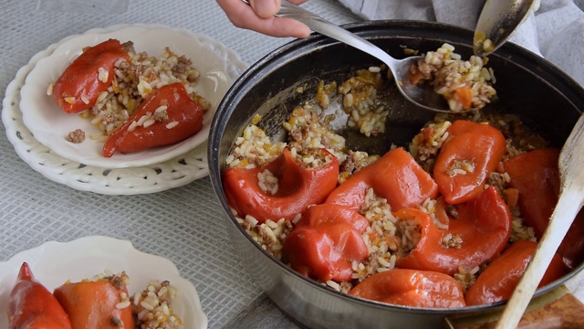 用红辣椒填满肉末、米饭和蔬菜即可食用视频素材