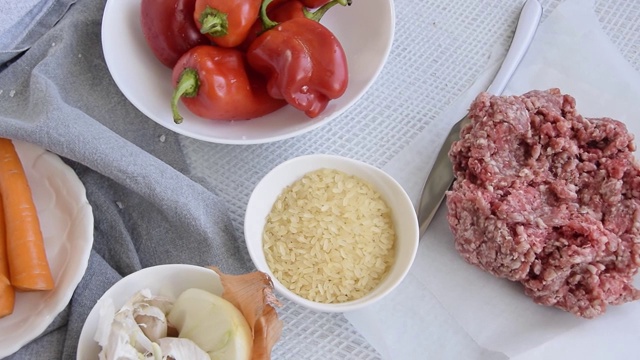 准备馅红辣椒，肉末，米饭和蔬菜视频素材