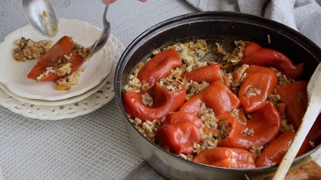 用红辣椒填满肉末、米饭和蔬菜即可食用视频素材