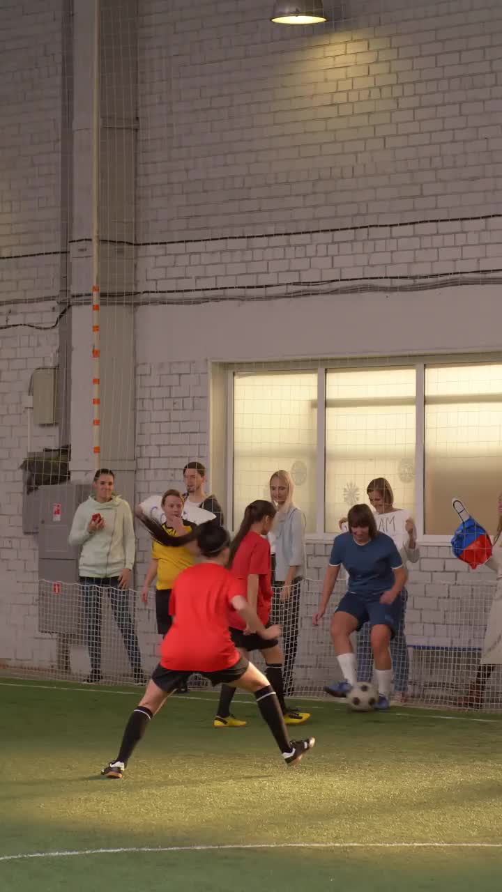女子足球运动员在室内运动场上踢球和射击视频素材