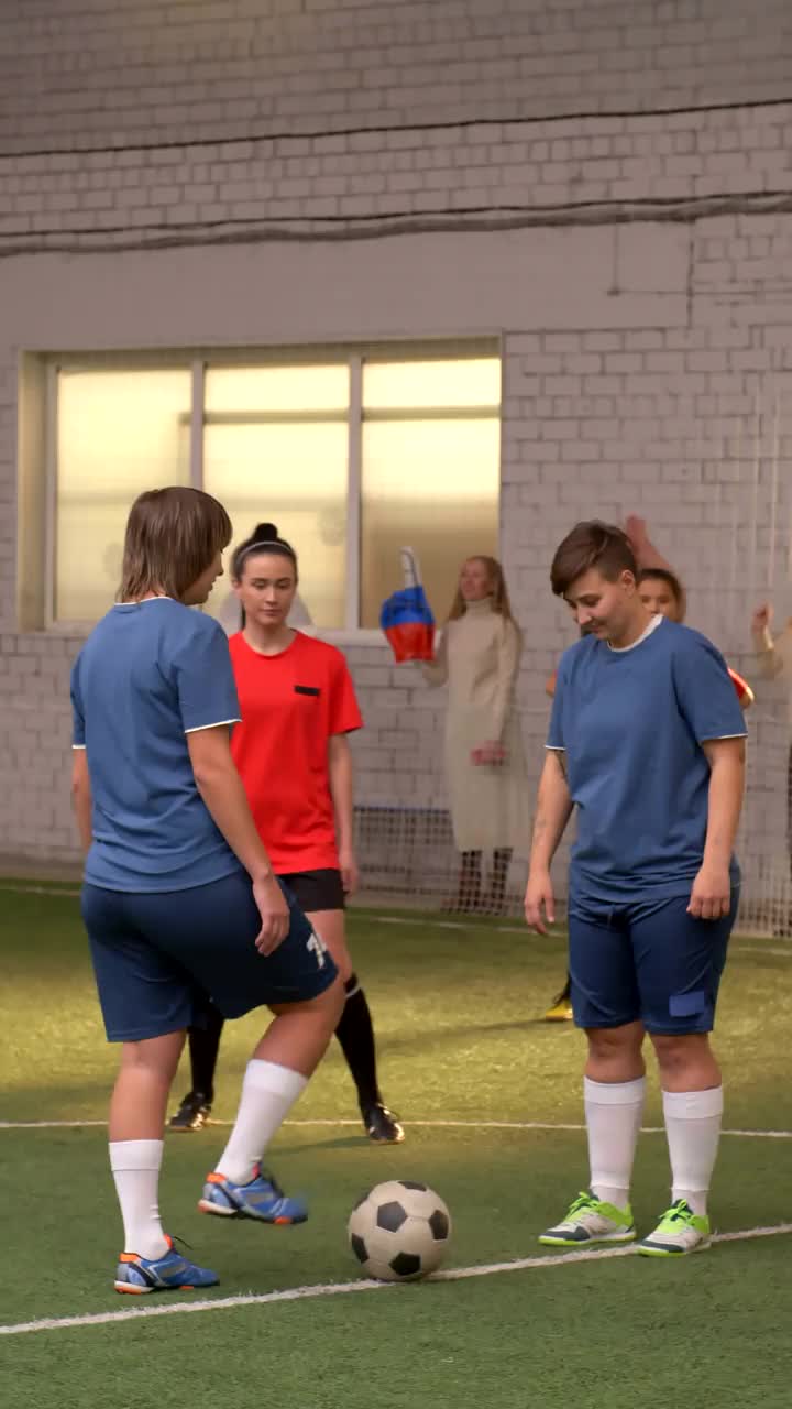 在室内运动场上踢球的女子足球运动员视频素材