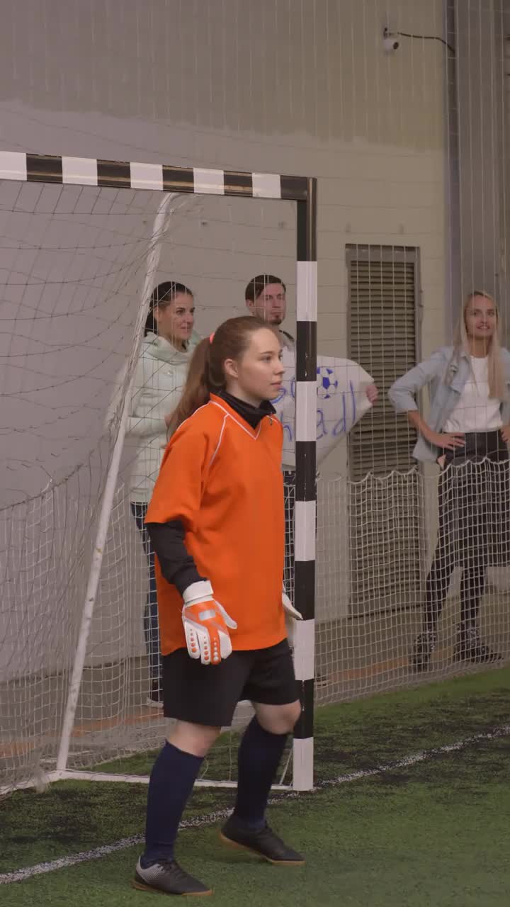 女足守门员在比赛中防守网视频素材