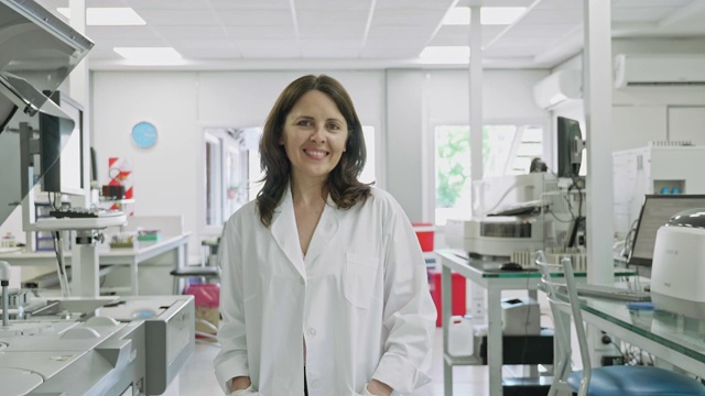 实验室阿根廷女性病理学家肖像视频下载
