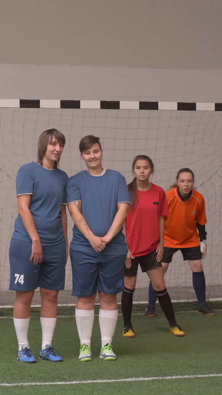 女子足球队进球和庆祝胜利视频素材