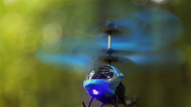 RC直升机蓝色盘旋在空中公园高清1920x1080视频下载