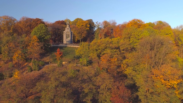 罗斯浸信会圣弗拉基米尔纪念碑，转过身就可以看到周围的景色和背光下的第聂伯河视频素材